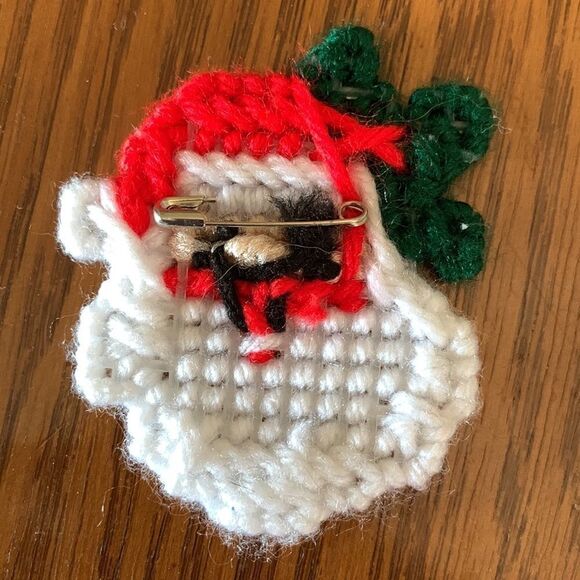 Kitschy handmade yarn Santa Face pin - Picture 2 of 4